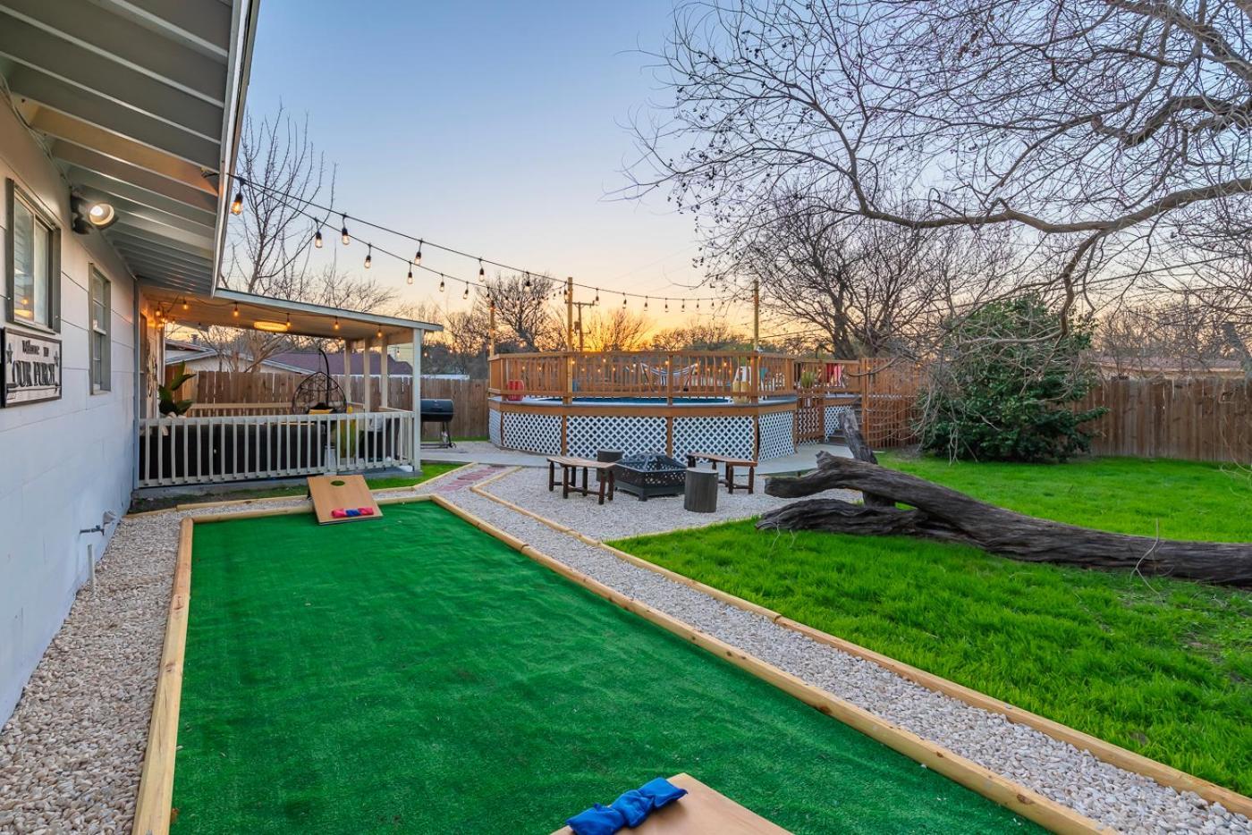 Game Room, Pool & Fire Pit At The Medical Center サンアントニオ エクステリア 写真