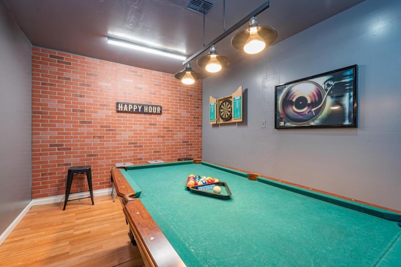 Game Room, Pool & Fire Pit At The Medical Center サンアントニオ エクステリア 写真